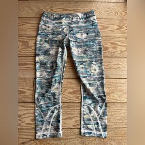 Lululemon Inspire Crop II legging in the Blurry Belle print size 6